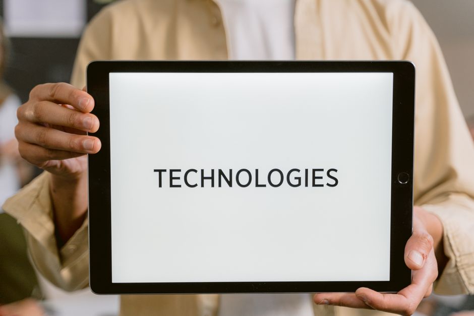 Osoba s tabletom na kojem je prikazana riječ Technologies